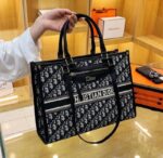 ⁦Dior BOOK TOTE⁩ - الصورة ⁦2⁩