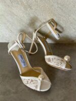 ⁦صندل ساكورا 100 (Sacora 100) من جيمي تشو (Jimmy Choo).⁩ - الصورة ⁦3⁩