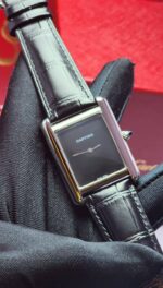 ⁦Cartier Tank Must Black Watch - كوبي ماستر بجوة عالية.⁩ - الصورة ⁦3⁩